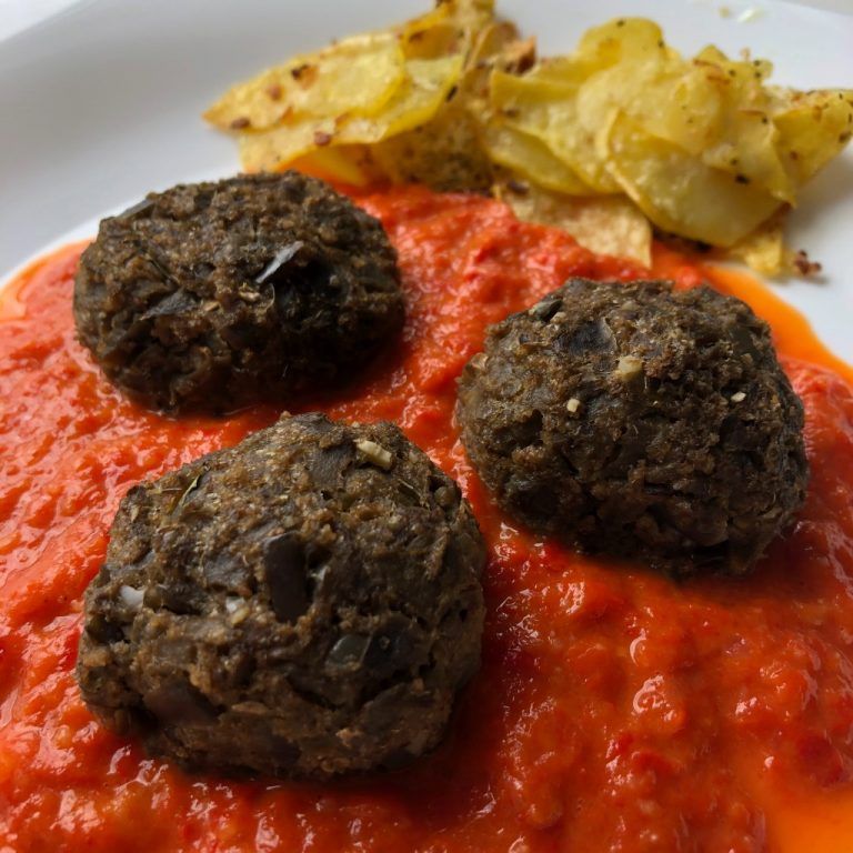 Albóndigas de berenjena con salsa de pimientos asados