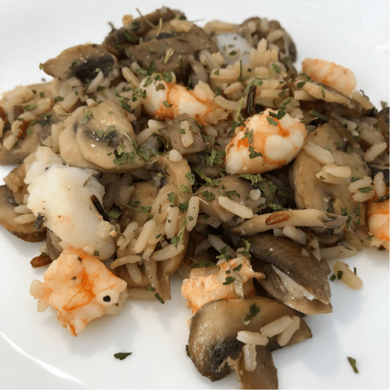 Salteado de champiñones y merluza