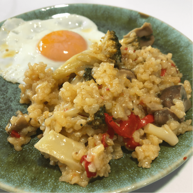 Arroz con verduritas y huevo a la plancha
