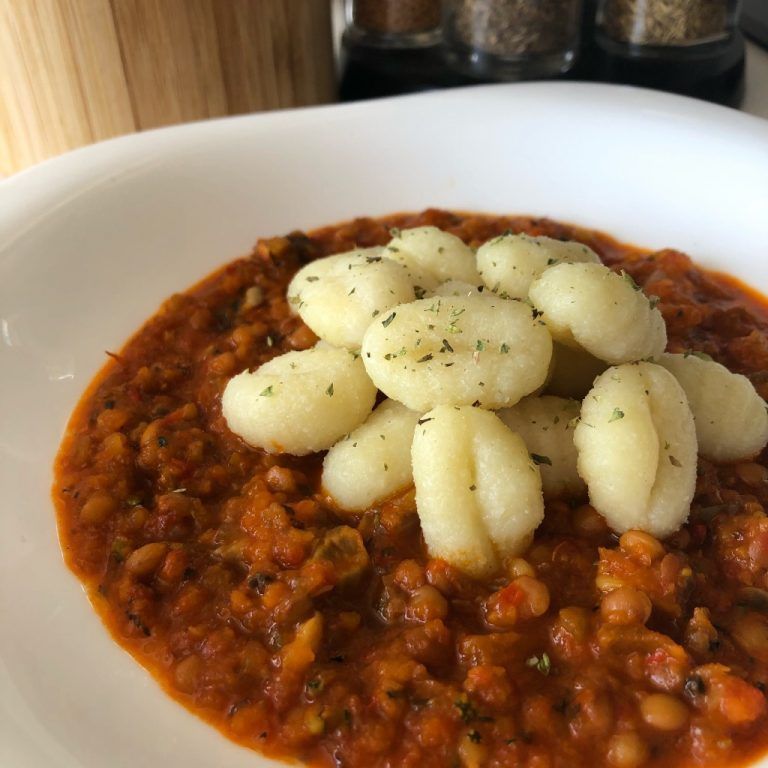 Ñoquis con boloñesa de lentejas y champiñones