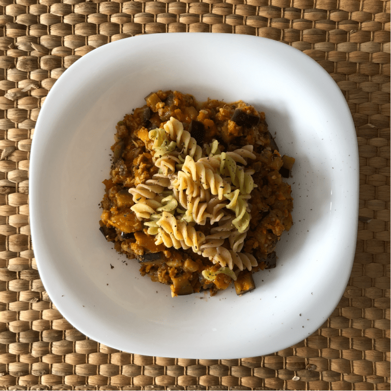 Boloñesa de berenjena y soja con pasta de legumbres