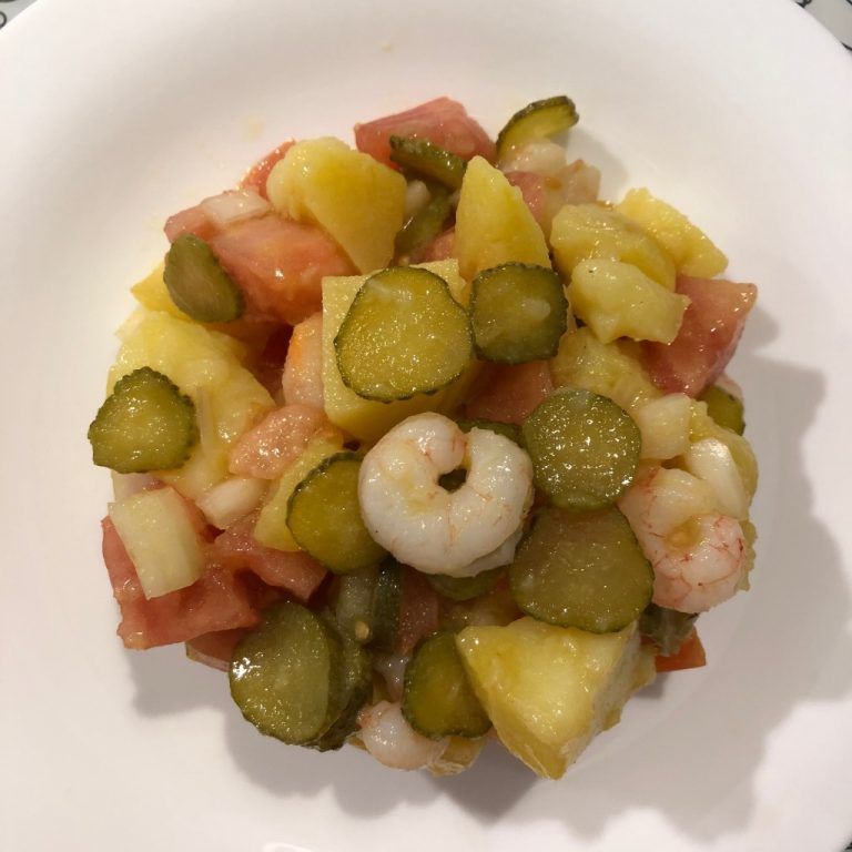 Ensalada de patata, tomate y gambas