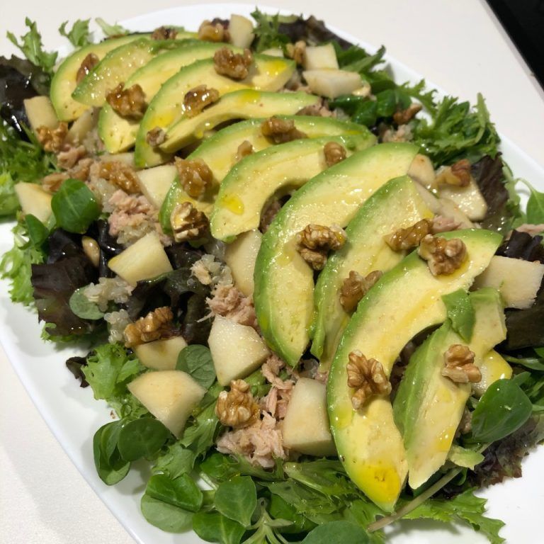 Ensalada de brotes, quinoa y pera