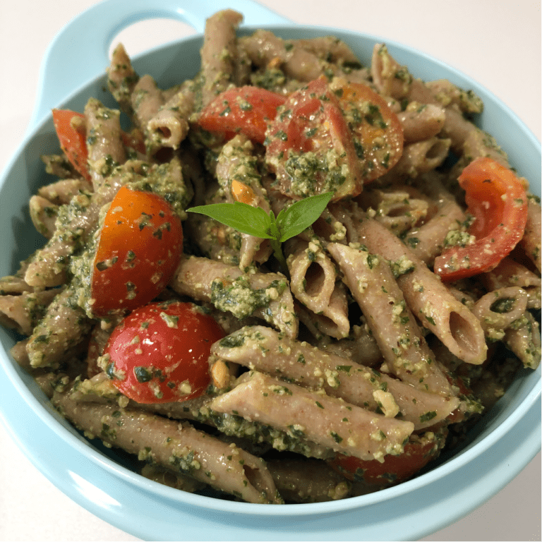 Ensalada de pasta con pesto de albahaca y nueces