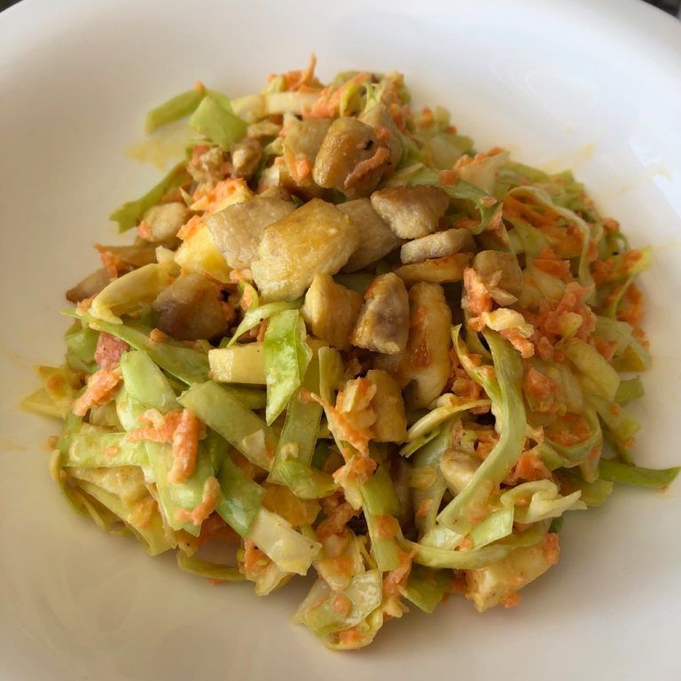 Ensalada de repollo, zanahoria y pollo