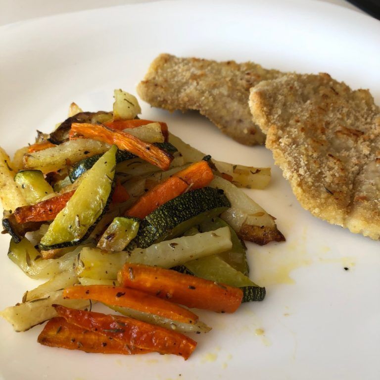 Filetes empanados con bastoncitos de verdura especiados