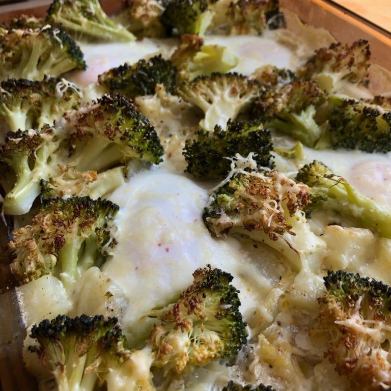 Gratinado de huevos, brécol y patatas