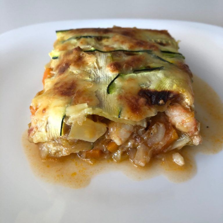 Lasaña de calabacín rellena de alcachofas, atún y gambas