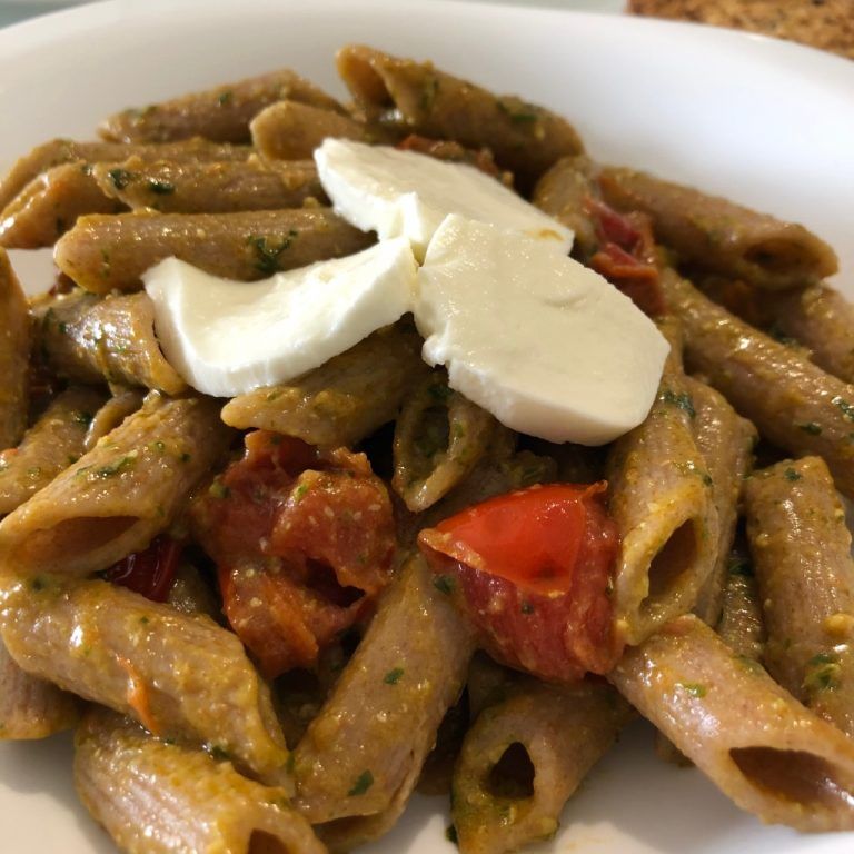 Pasta al pesto con tomatitos cherry
