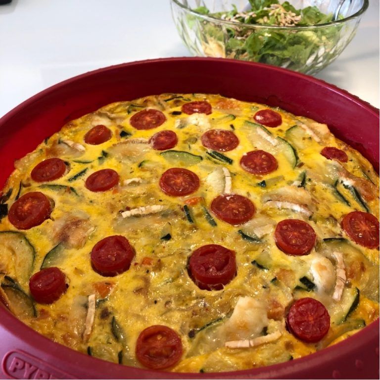 Pastel de calabacín, tomatitos cherry y queso de cabra
