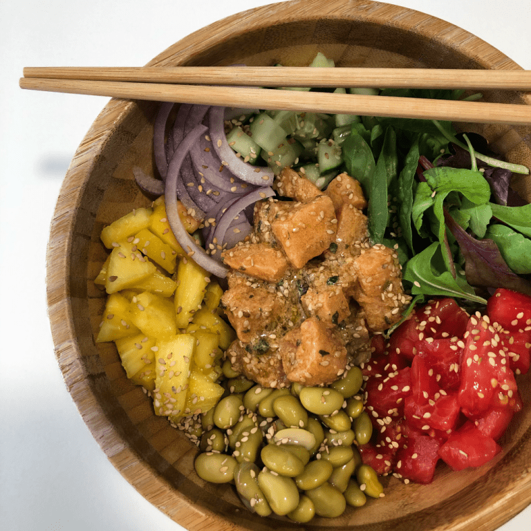 Poke bowl de salmón marinado