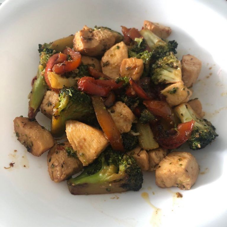 Pollo salteado con brécol y pimiento