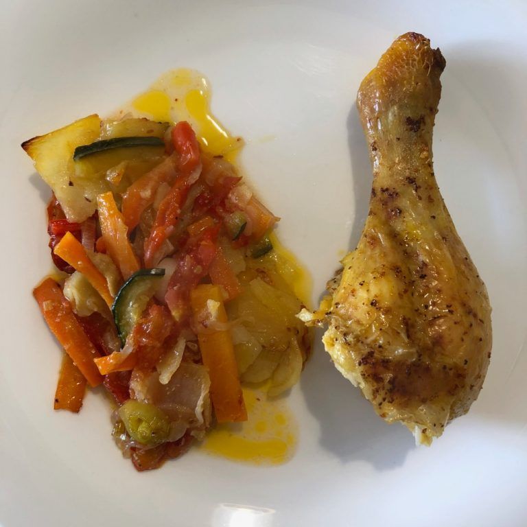 Pollo al horno con verduritas y patata