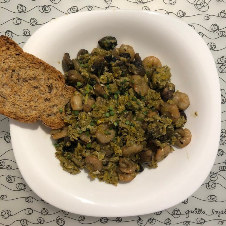 Revuelto de champiñones, ajos tiernos y gambas