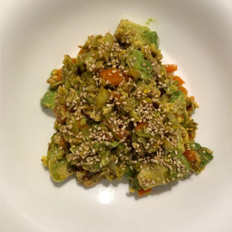 Revuelto de repollo y atún con aguacate