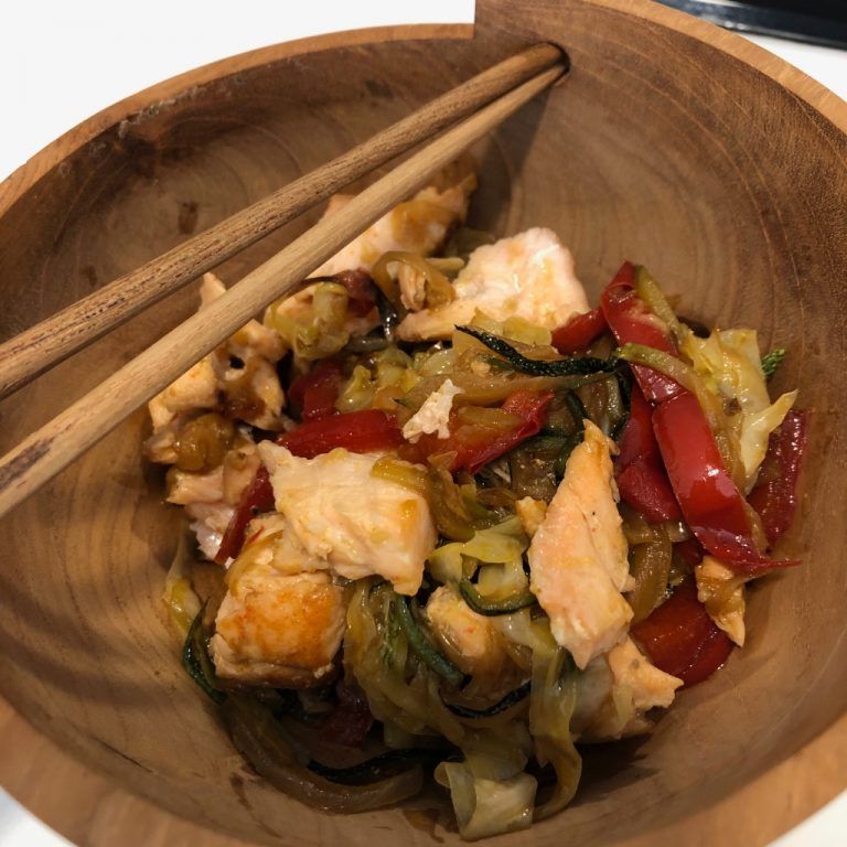 Salteado de verduritas y salmón con soja y naranja
