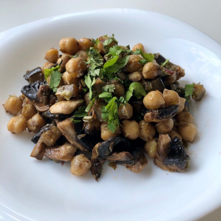 Salteado de garbanzos con champiñones y berenjena