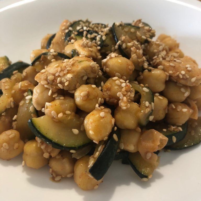 Salteado de garbanzos, calabacín y pollo