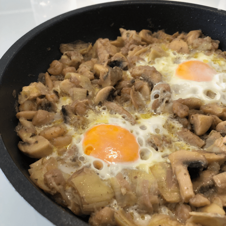 Sartén de champis, alcachofas y gambas