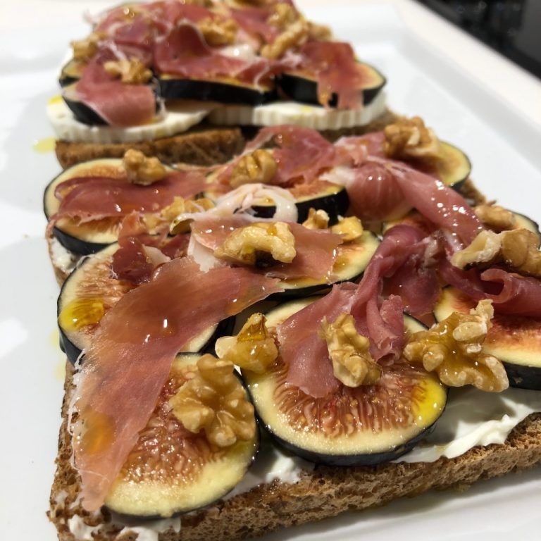 Tosta de higos, jamón y queso crema