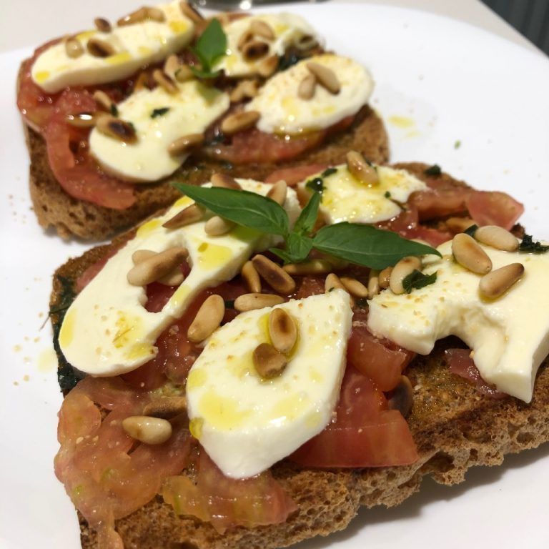 Tostas de tomate y mozzarella con aceite de albahaca