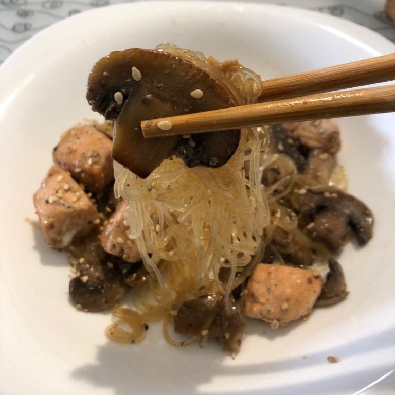 Wok de champiñones y salmón