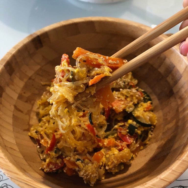 Wok de verduritas con piña y fideos chinos