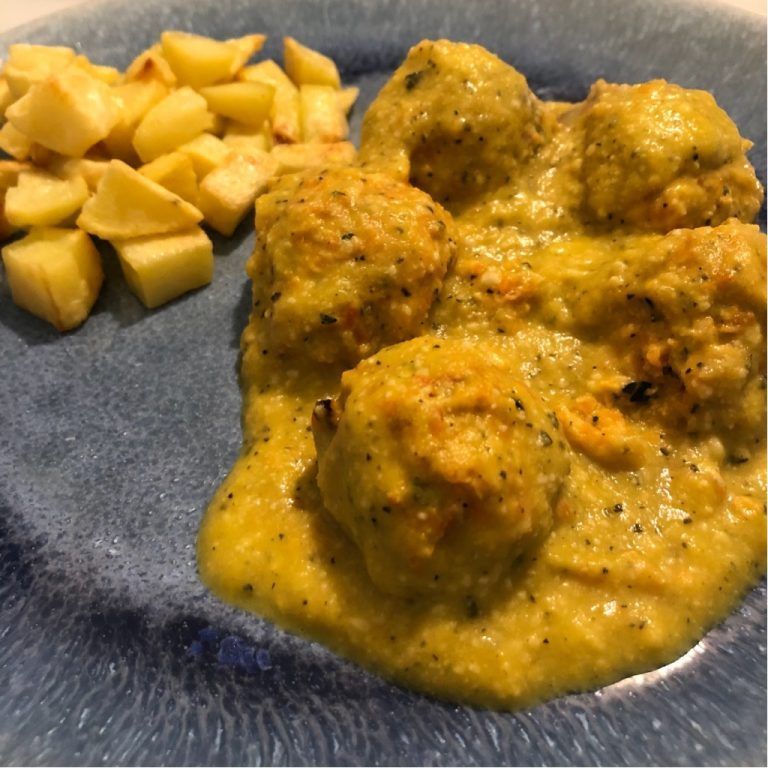 Albóndigas en salsa de calabacín y zanahoria