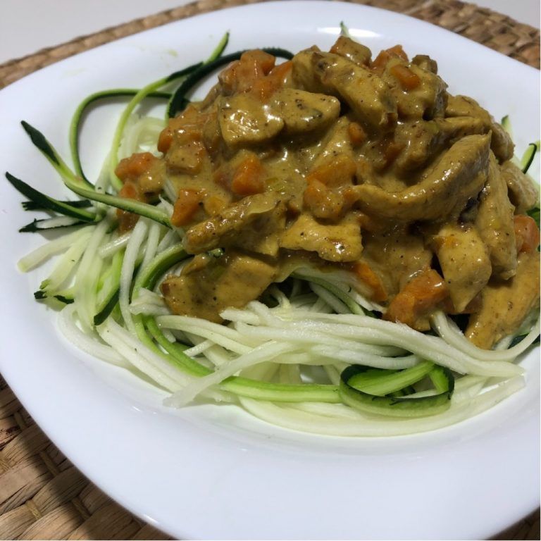 Curry de pollo con espirales de calabacín