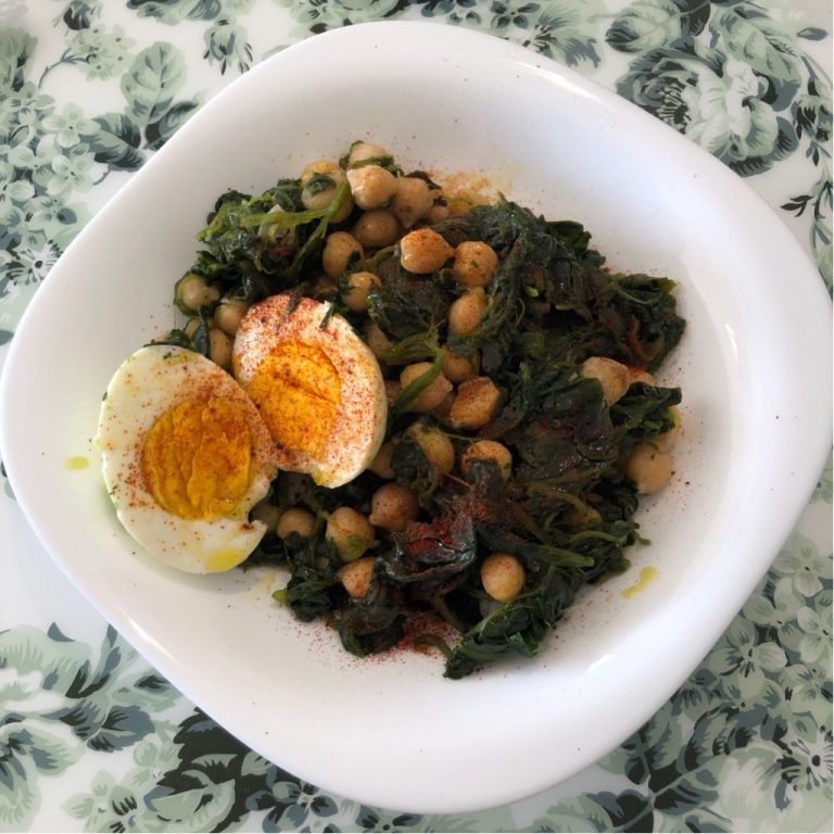 Espinacas con garbanzos y huevo