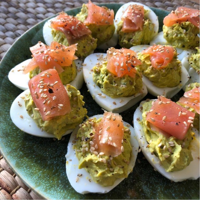 Huevos rellenos con aguacate y salmón ahumado