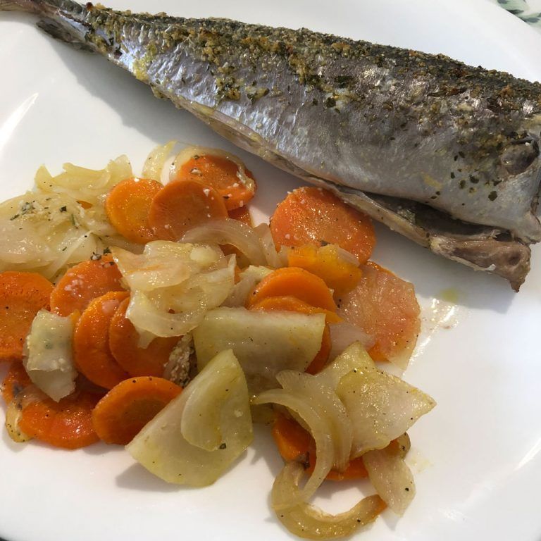 Jureles al horno con patatas y zanahoria