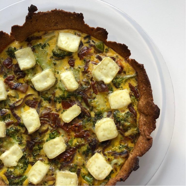 Quiche de brécol, cebolla morada y tomates secos