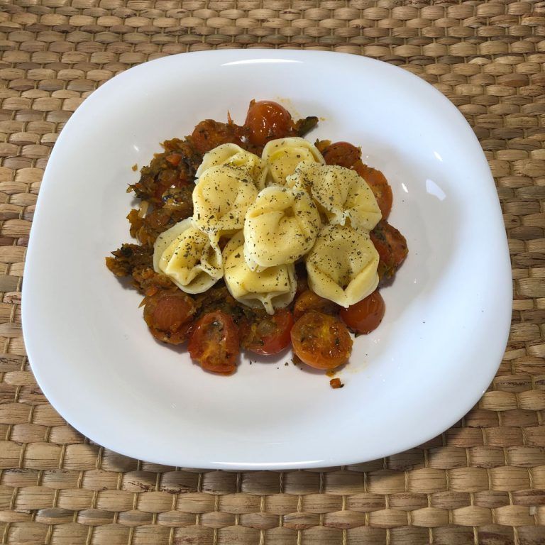 Cherrys salteados con tortellini de queso