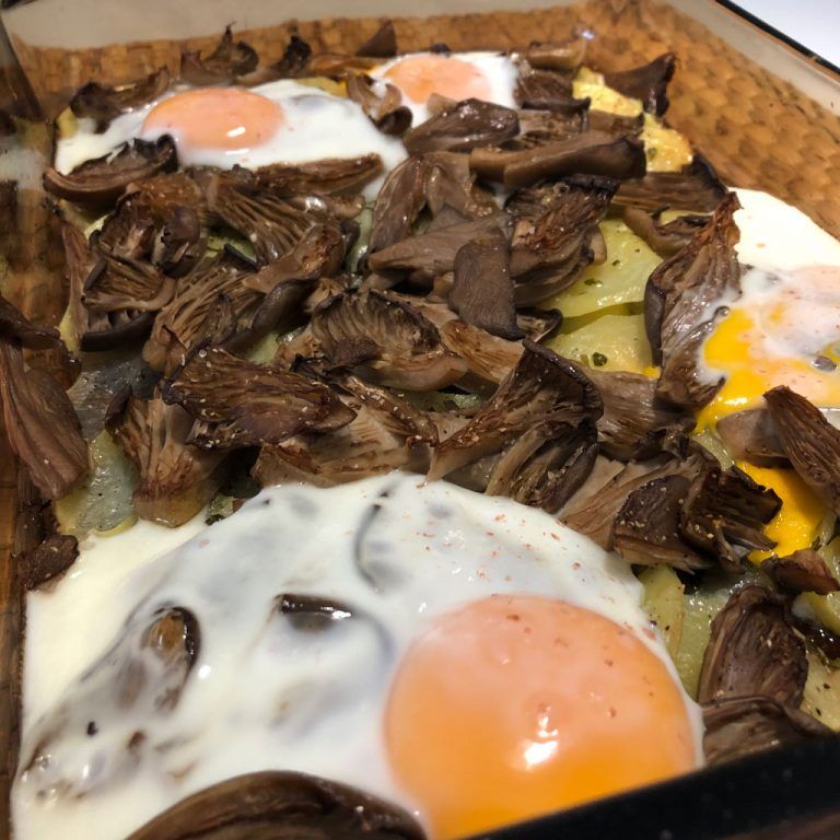 Huevos rotos con setas al horno
