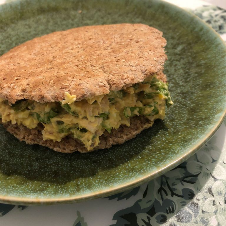 Pita rellena de ensalada de huevo