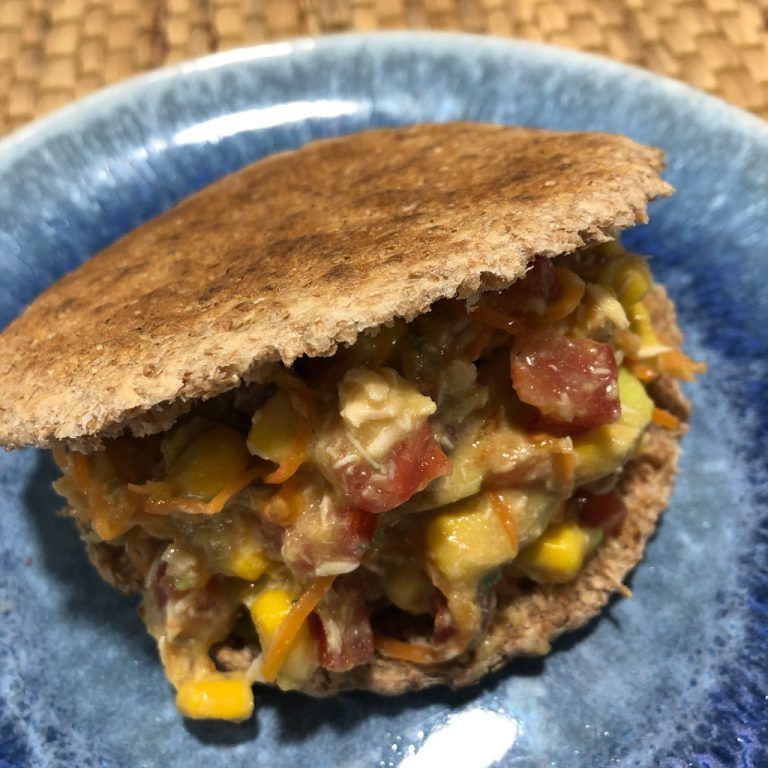 Pita rellena de ensalada de pollo