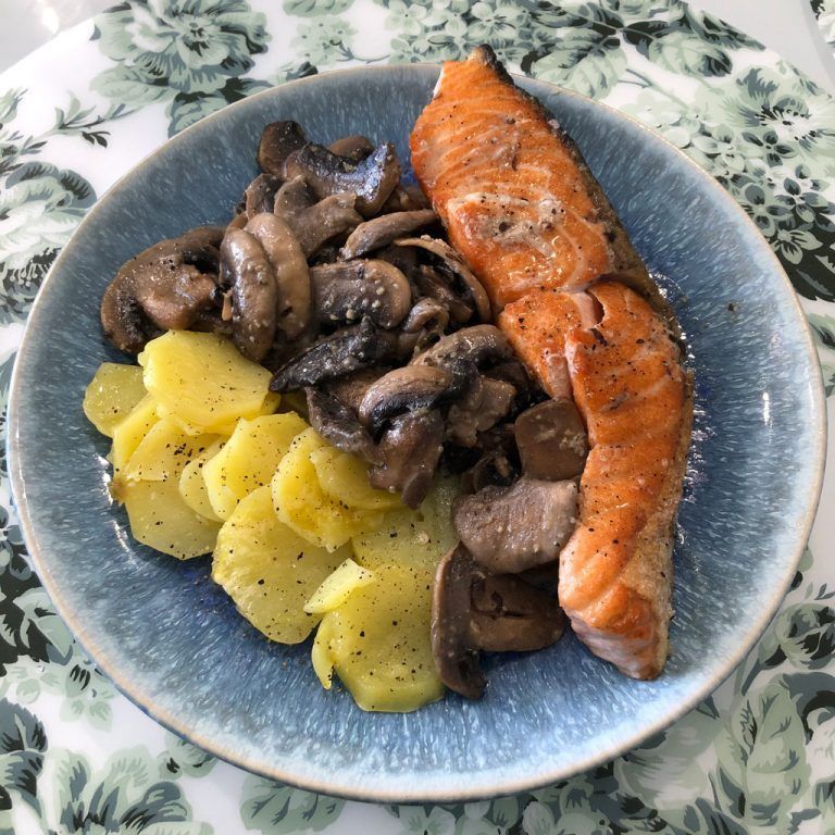Salmón con champiñones cremosos