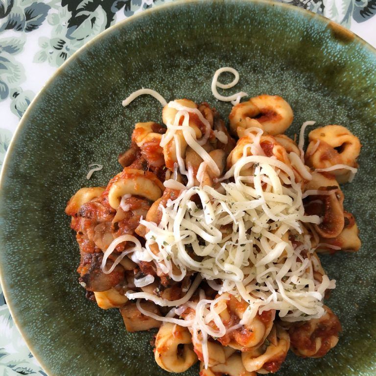 Tortellini con salsa de champiñones y tomate