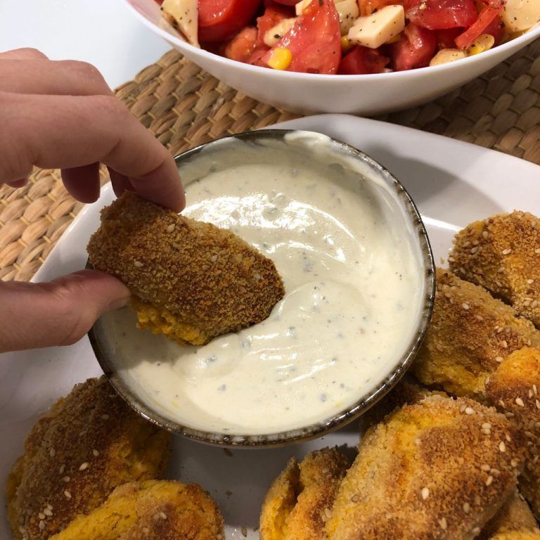 Bocaditos de garbanzo con salsa de yogur