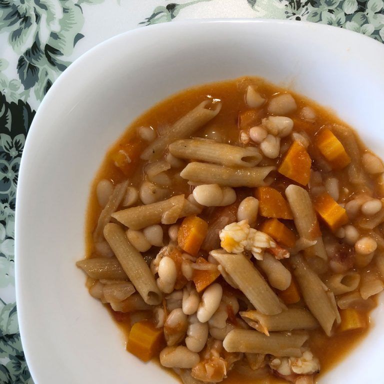Guisito de alubias, macarrón y gambones