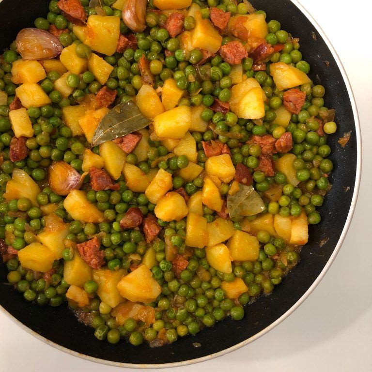 Guisantes con patata y chorizo