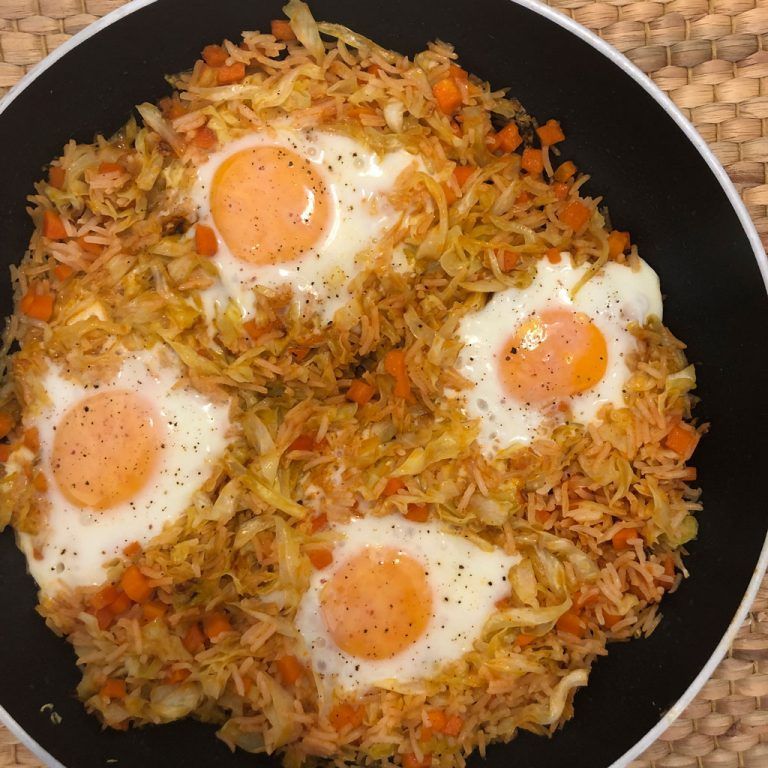 Salteado de hortalizas con arroz y huevos a la sartén