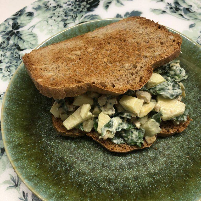 Sandwich de ensalada de pollo y manzana
