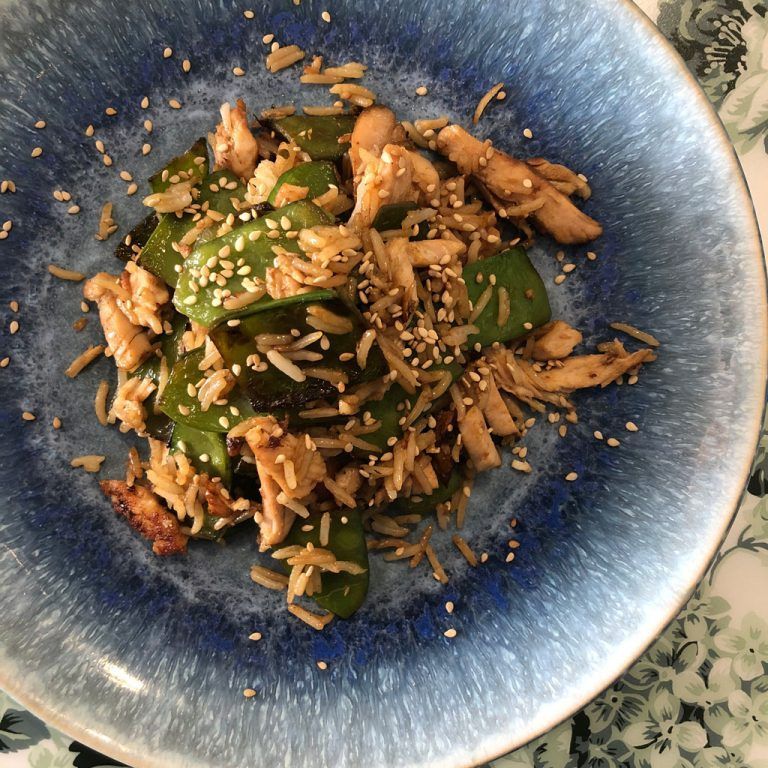 Tirabeques salteados con pollo y arroz