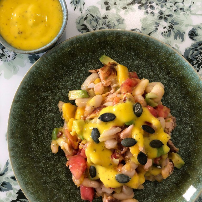 Ensalada de alubias y salmón con salsa de mango