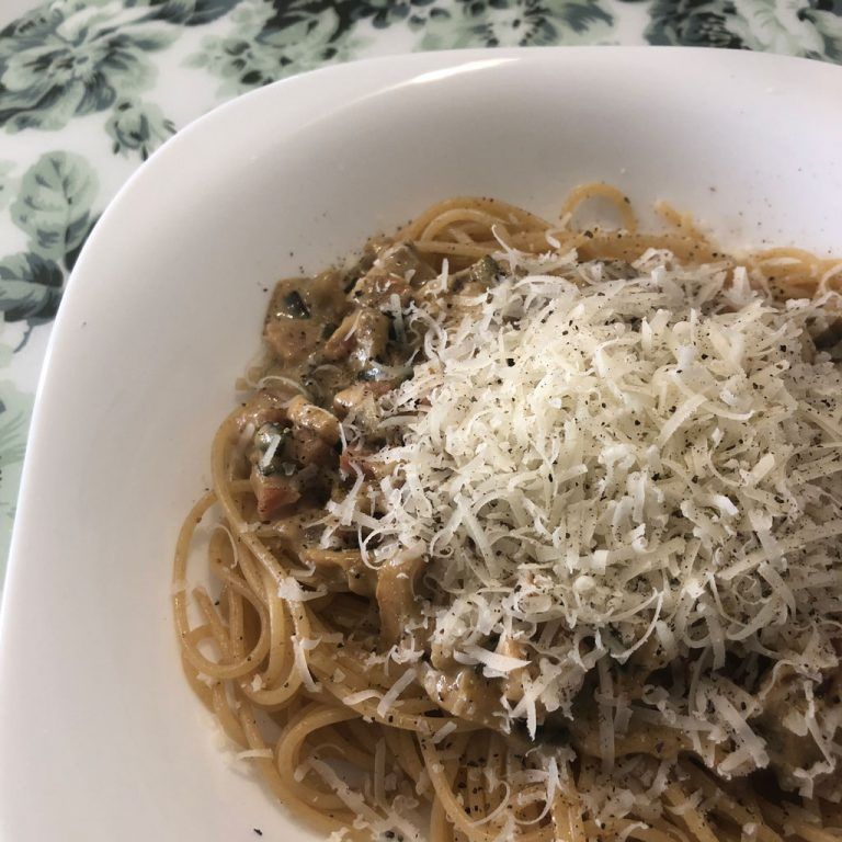 Pasta cremosa con champiñones y jamón