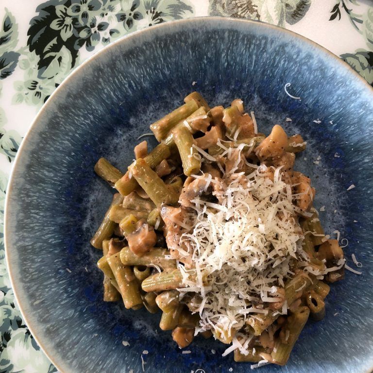 Pasta de guisantes con salsa de champiñones