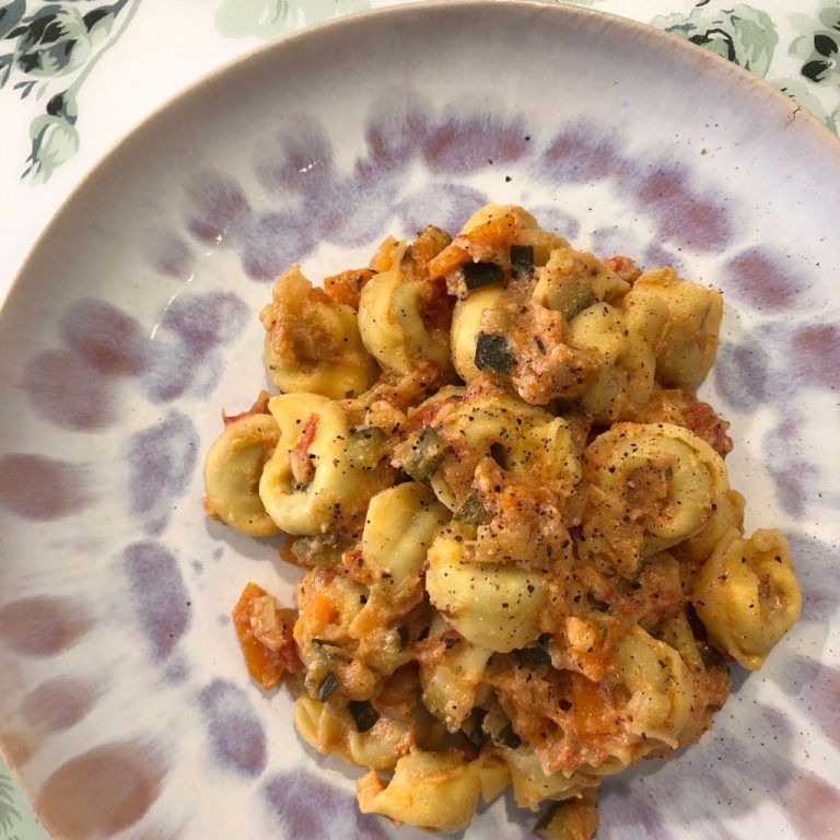Tortellini de carne con salsa cremosa de verduras