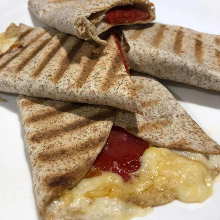 Wrap de hummus, pimientos y queso